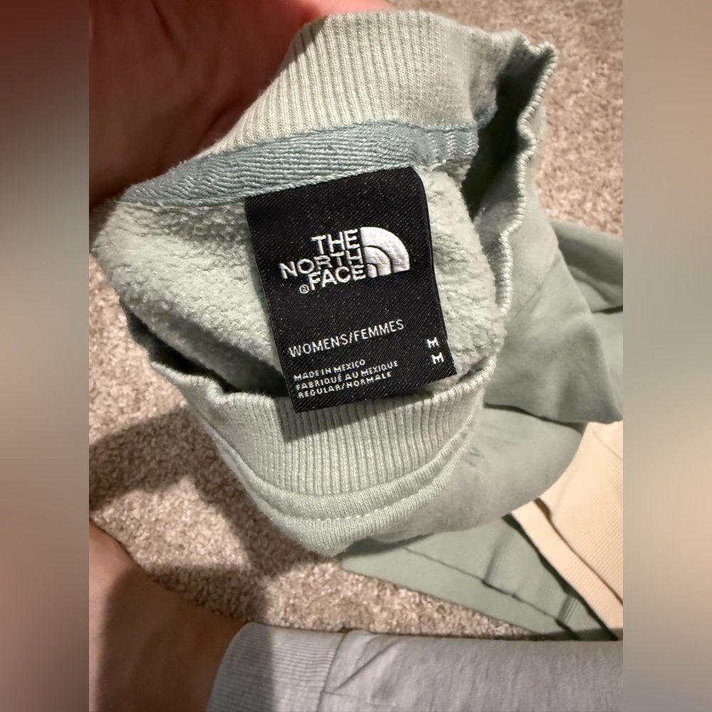 *TWO CREW NECK SWEATSHIRTS* The North Face Sweatshirts in Sage and Beige - Picture 4 of 5